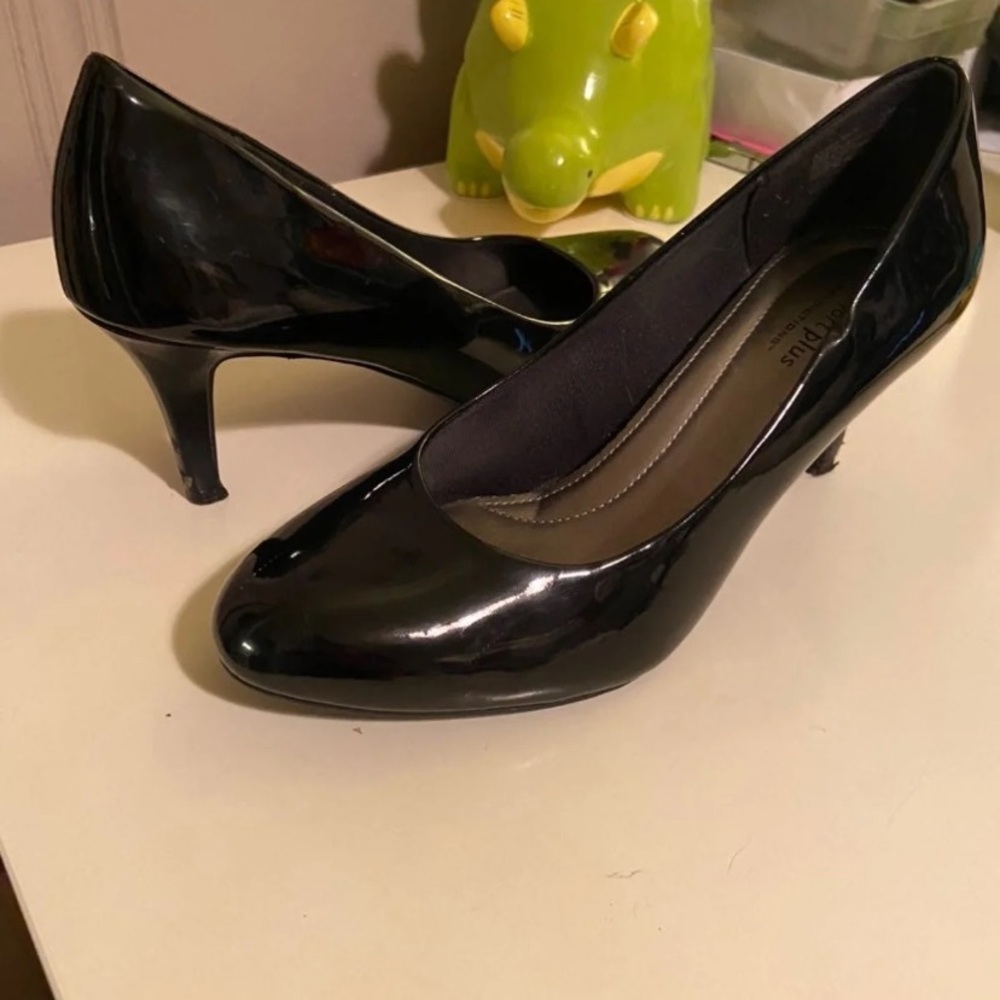 *SOLD* Shiny Black Classic Heels, size 9